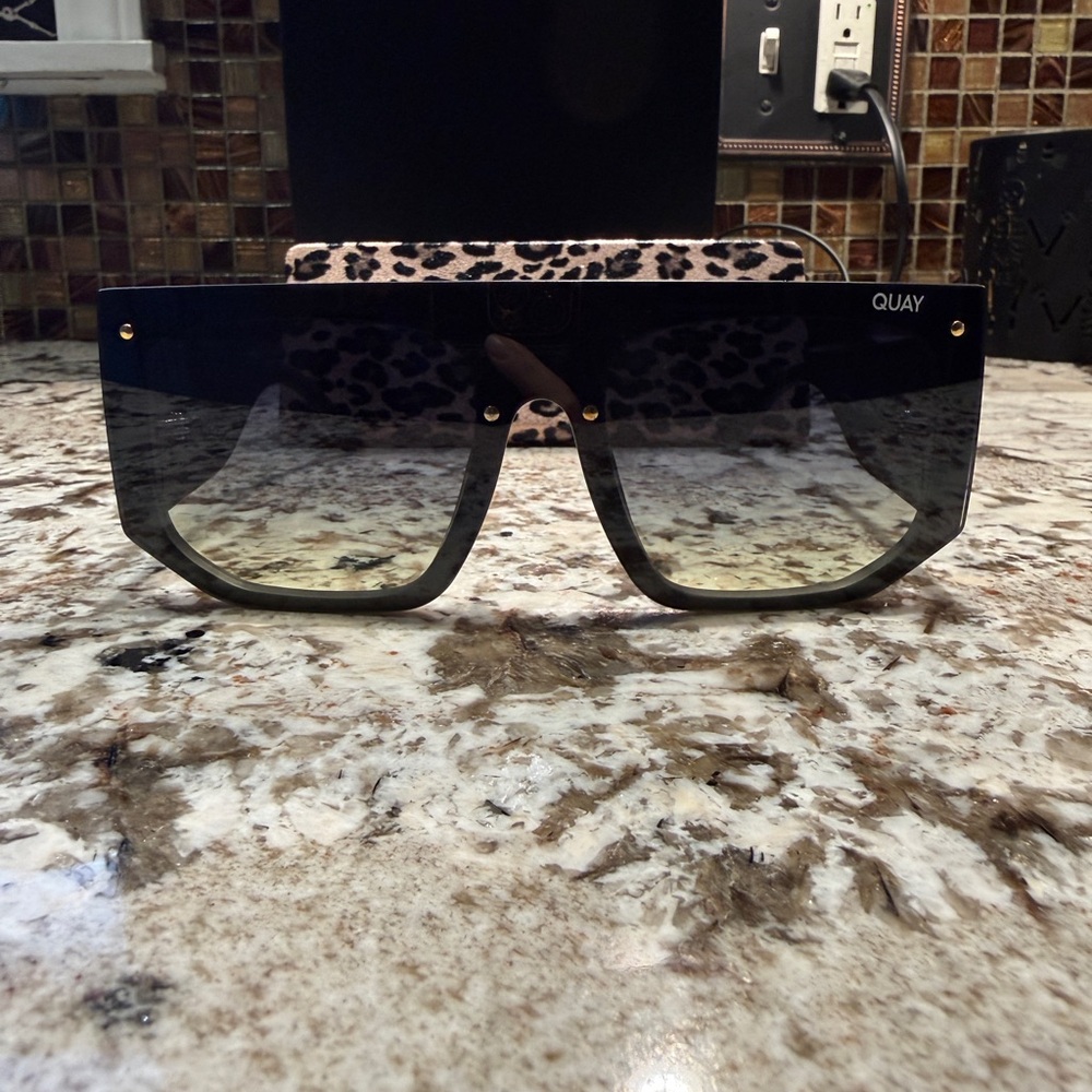 QUAY Australia Fully Booked 125 Sunglasses